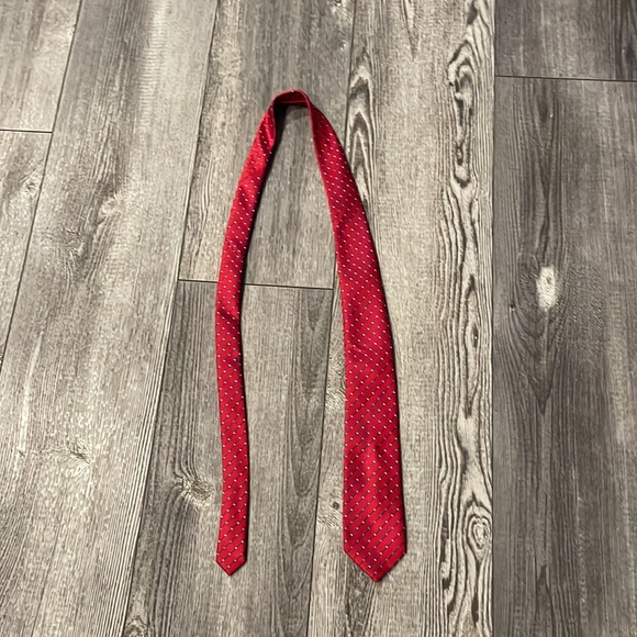 Red tie - Picture 2 of 4